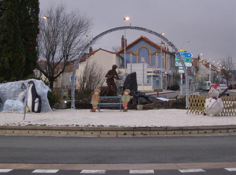 Rond point sud avec décorations de Noêl.JPG